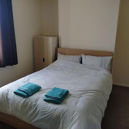 Self Catering 2 Bedroom Flat, Frequent Buses, 1-Minute Walk To Bus Stop, 20 Minutes To City Center Edinburgh Exteriér fotografie