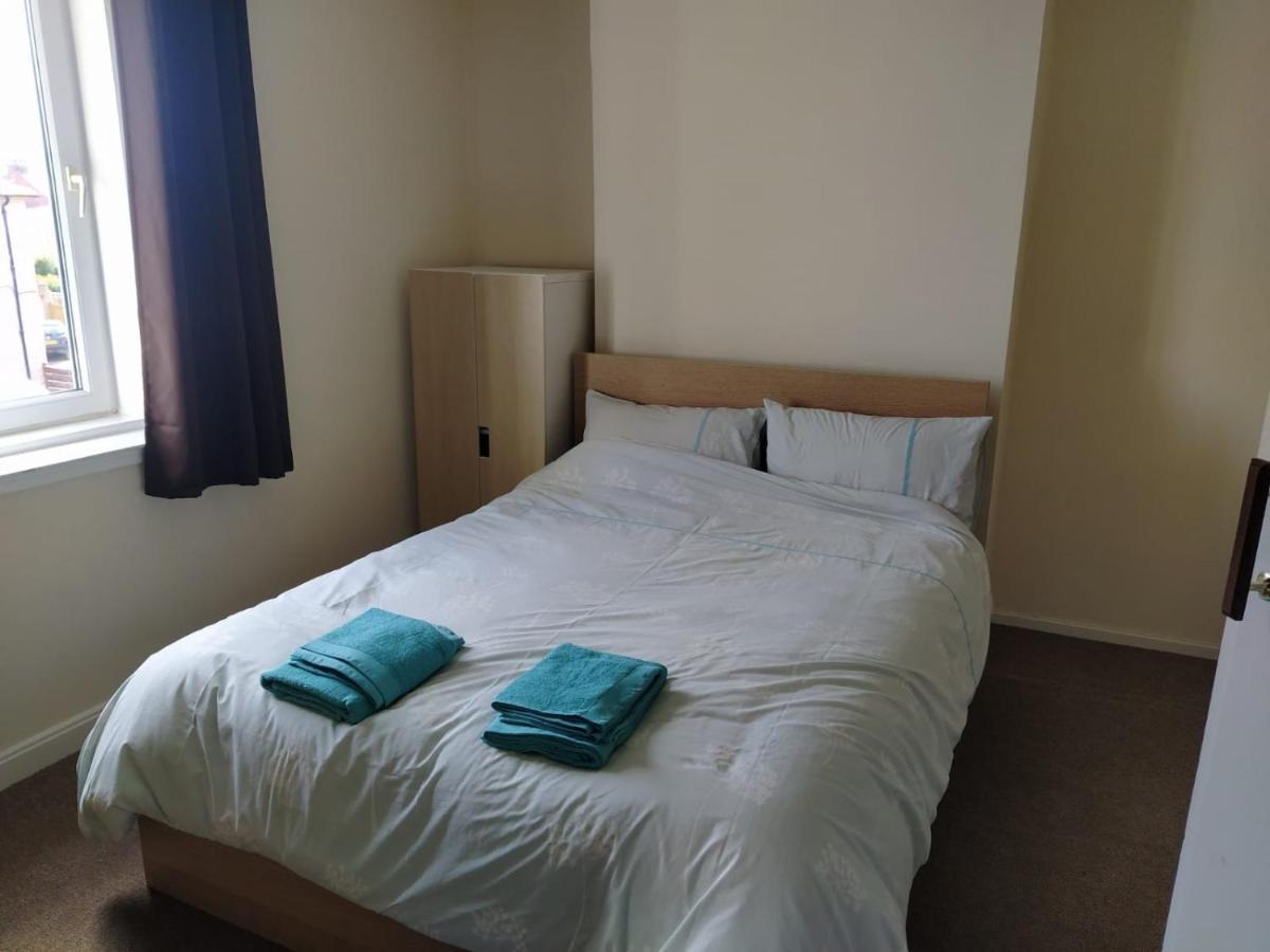 Self Catering 2 Bedroom Flat, Frequent Buses, 1-Minute Walk To Bus Stop, 20 Minutes To City Center Edinburgh Exteriér fotografie