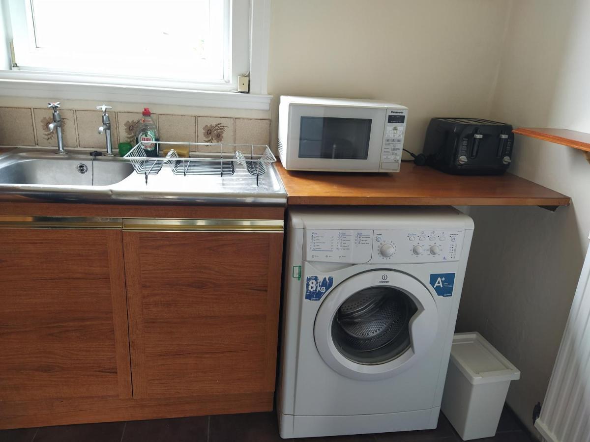 Self Catering 2 Bedroom Flat, Frequent Buses, 1-Minute Walk To Bus Stop, 20 Minutes To City Center Edinburgh Exteriér fotografie