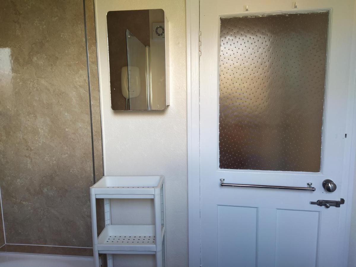 Self Catering 2 Bedroom Flat, Frequent Buses, 1-Minute Walk To Bus Stop, 20 Minutes To City Center Edinburgh Exteriér fotografie