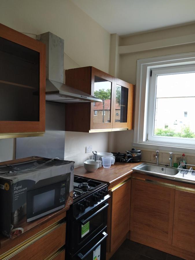Self Catering 2 Bedroom Flat, Frequent Buses, 1-Minute Walk To Bus Stop, 20 Minutes To City Center Edinburgh Exteriér fotografie
