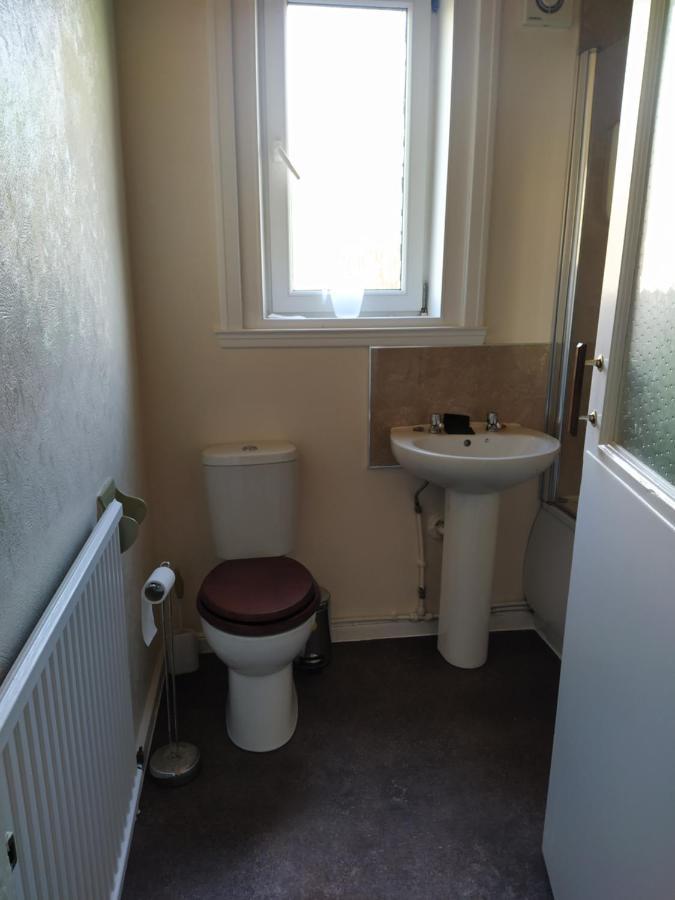 Self Catering 2 Bedroom Flat, Frequent Buses, 1-Minute Walk To Bus Stop, 20 Minutes To City Center Edinburgh Exteriér fotografie