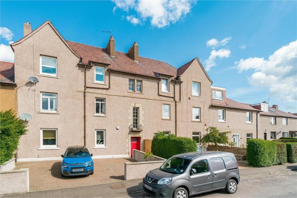 Self Catering 2 Bedroom Flat, Frequent Buses, 1-Minute Walk To Bus Stop, 20 Minutes To City Center Edinburgh Exteriér fotografie