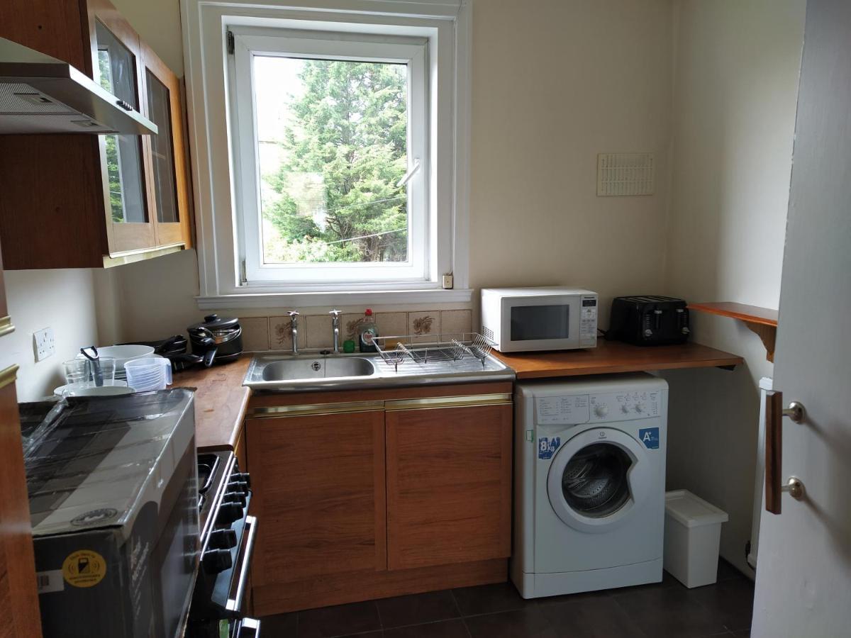 Self Catering 2 Bedroom Flat, Frequent Buses, 1-Minute Walk To Bus Stop, 20 Minutes To City Center Edinburgh Exteriér fotografie