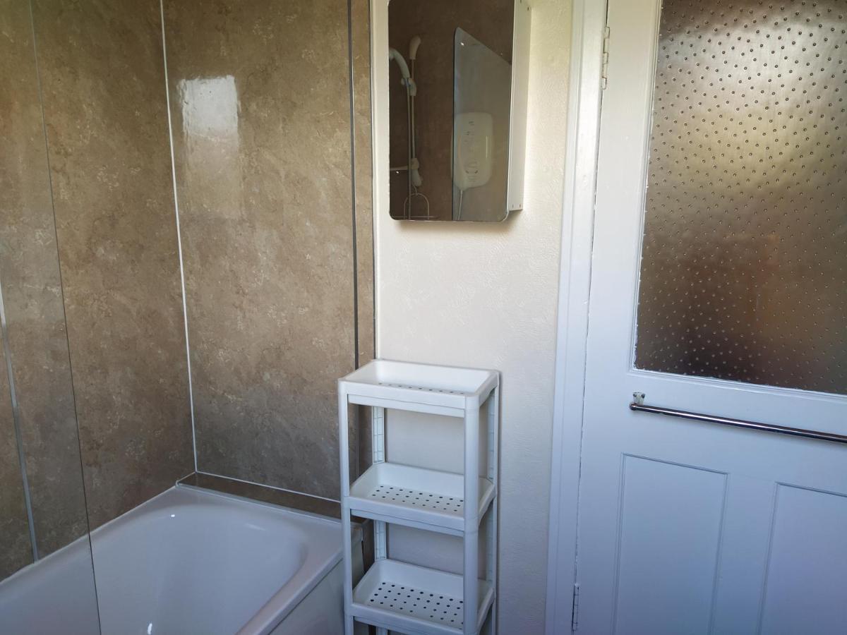 Self Catering 2 Bedroom Flat, Frequent Buses, 1-Minute Walk To Bus Stop, 20 Minutes To City Center Edinburgh Exteriér fotografie