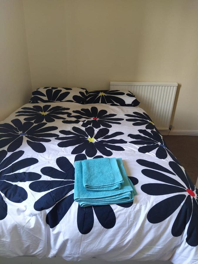 Self Catering 2 Bedroom Flat, Frequent Buses, 1-Minute Walk To Bus Stop, 20 Minutes To City Center Edinburgh Exteriér fotografie