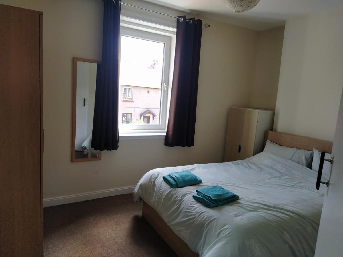 Self Catering 2 Bedroom Flat, Frequent Buses, 1-Minute Walk To Bus Stop, 20 Minutes To City Center Edinburgh Exteriér fotografie
