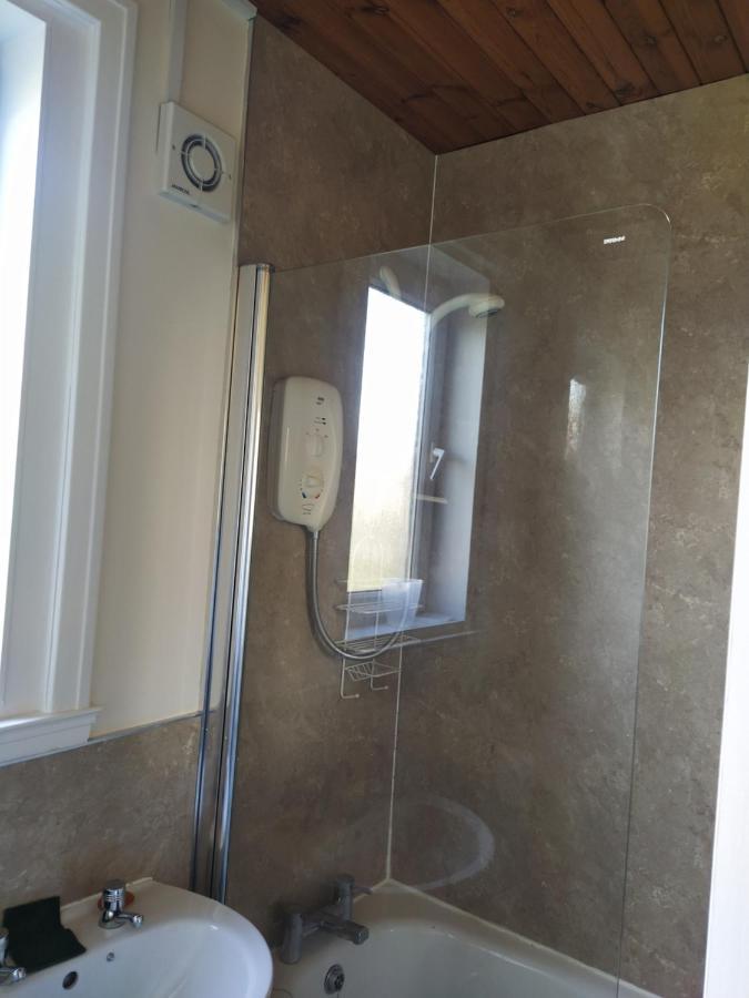 Self Catering 2 Bedroom Flat, Frequent Buses, 1-Minute Walk To Bus Stop, 20 Minutes To City Center Edinburgh Exteriér fotografie