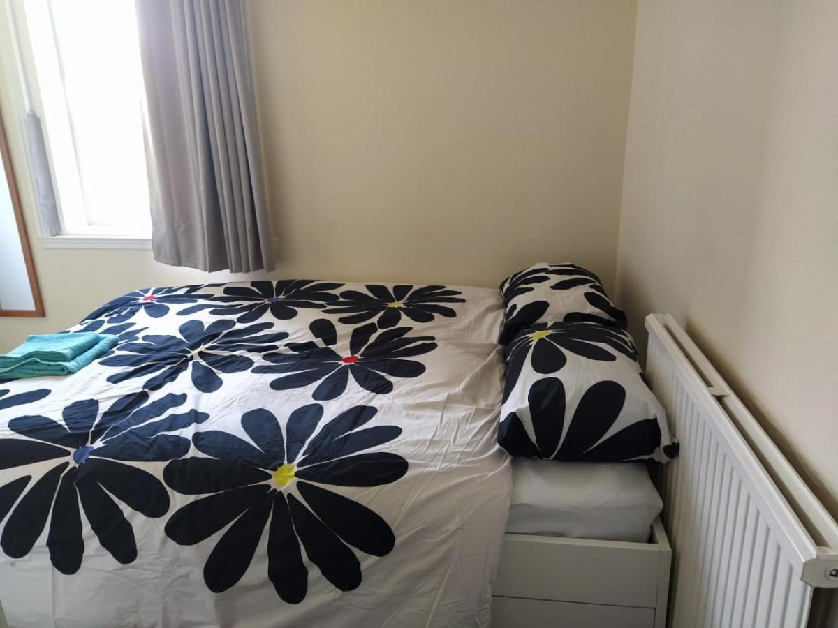 Self Catering 2 Bedroom Flat, Frequent Buses, 1-Minute Walk To Bus Stop, 20 Minutes To City Center Edinburgh Exteriér fotografie