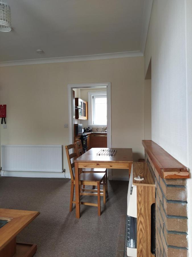 Self Catering 2 Bedroom Flat, Frequent Buses, 1-Minute Walk To Bus Stop, 20 Minutes To City Center Edinburgh Exteriér fotografie
